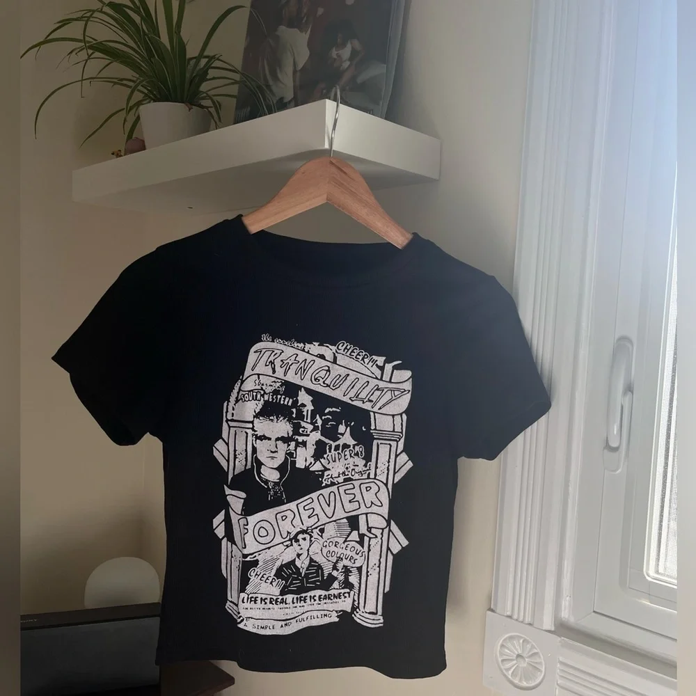 Cropped Graphic Tee - Picture 1 of 1
